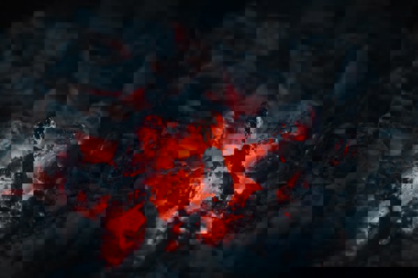 Glödande kol. Foto.