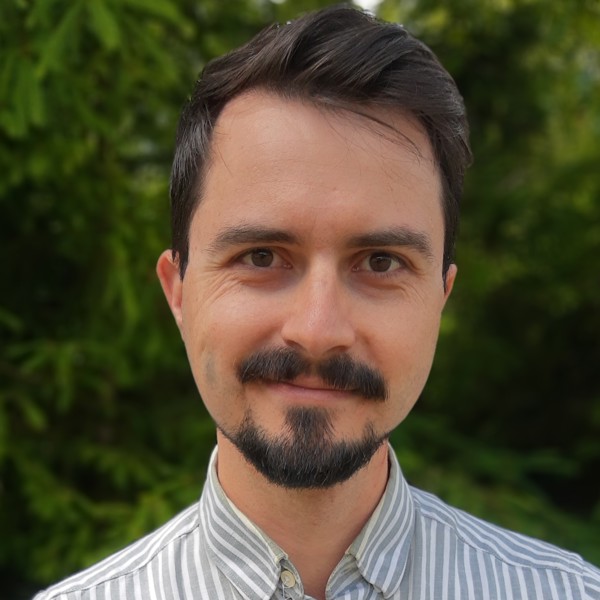 Porträtt Derek Garfield. Foto.